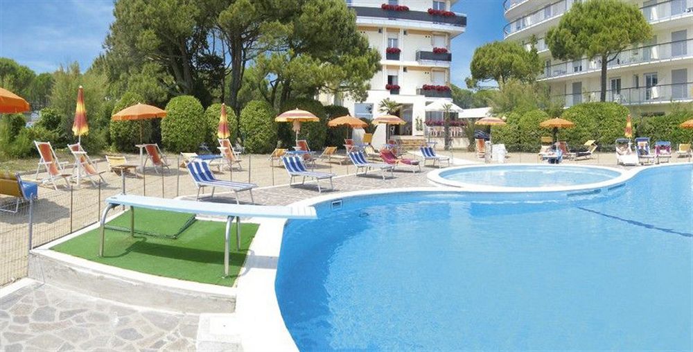 Hotel Bertha Fronte Mare Lido di Jesolo Bagian luar foto